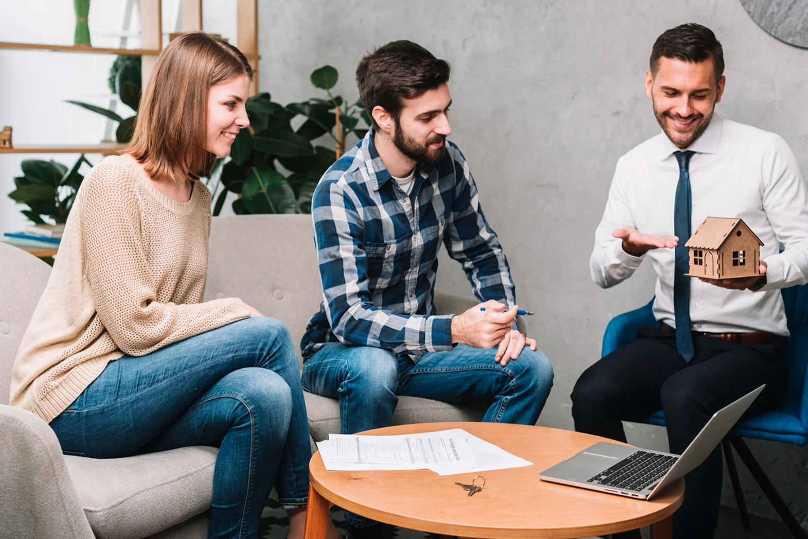 Asuric insurance advisor with client